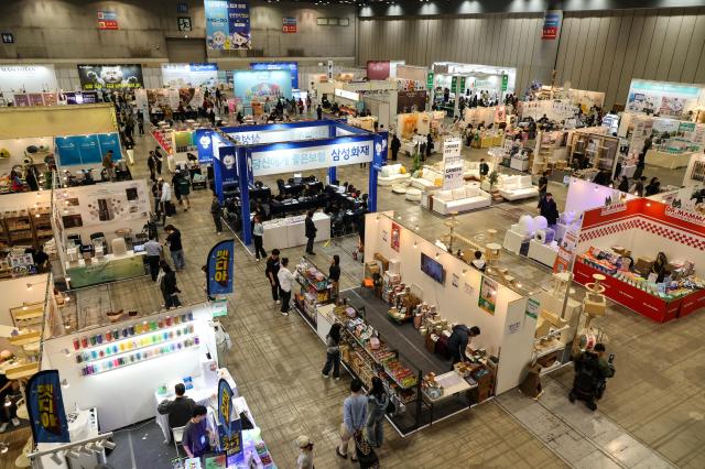 Visitors browse cat-related products during the 2026 Nyangnyang Punch Cat Show at KINTEX in Goyang Gyeonggi Province on April 24 2026 AJP Yoo Na-hyun

