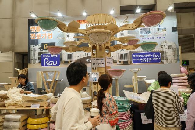 Visitors browse cat-related products during the 2026 Nyangnyang Punch Cat Show at KINTEX in Goyang Gyeonggi Province on April 24 2026 AJP Yoo Na-hyun


