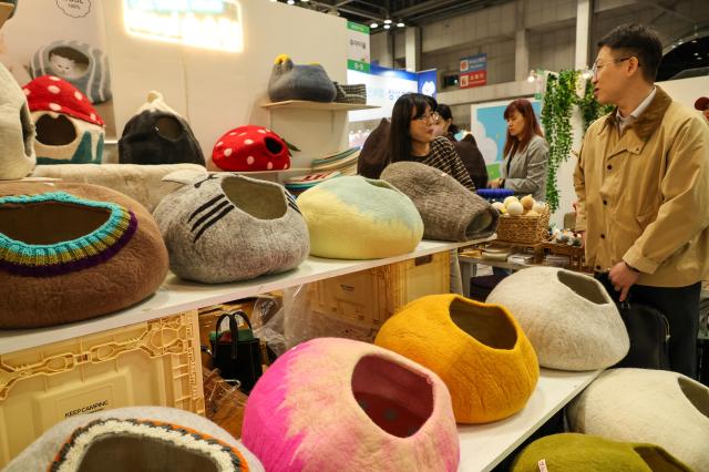 Visitors browse cat-related products during the 2026 Nyangnyang Punch Cat Show at KINTEX in Goyang Gyeonggi Province on April 24 2026 AJP Yoo Na-hyun


