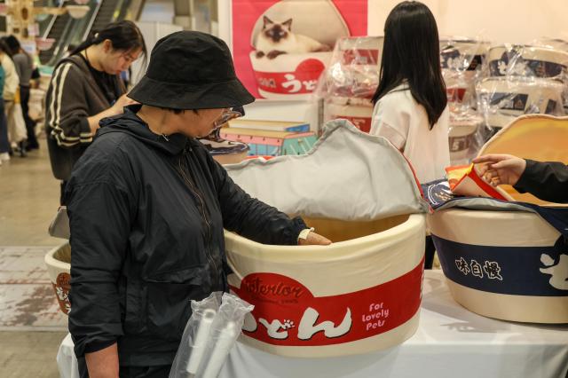 Visitors browse cat-related products during the 2026 Nyangnyang Punch Cat Show at KINTEX in Goyang Gyeonggi Province on April 24 2026 AJP Yoo Na-hyun

