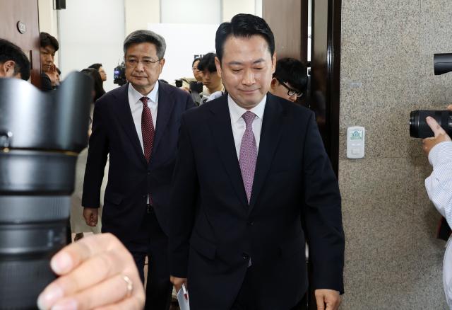 장동혁 국민의힘 대표가 24일 국회에서 정보 누설 논란이 제기된 정동영 통일부 장관에 대한 해임 건의안의 내용과 현안 브리핑을 마친 뒤 이석하고 있다 사진연합뉴스