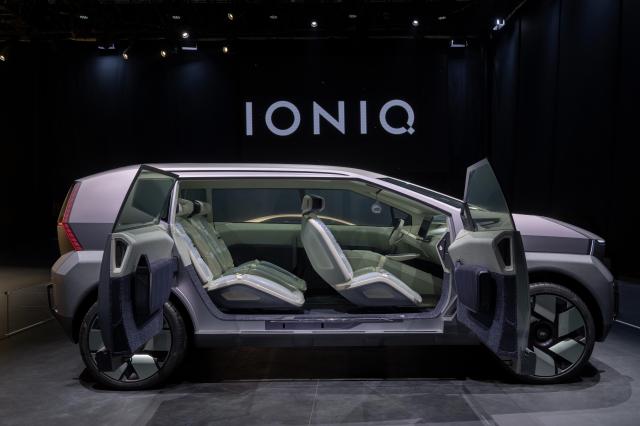 2026 베이징 국제 모터쇼 현대차 부스에 전시된 어스 콘셉트