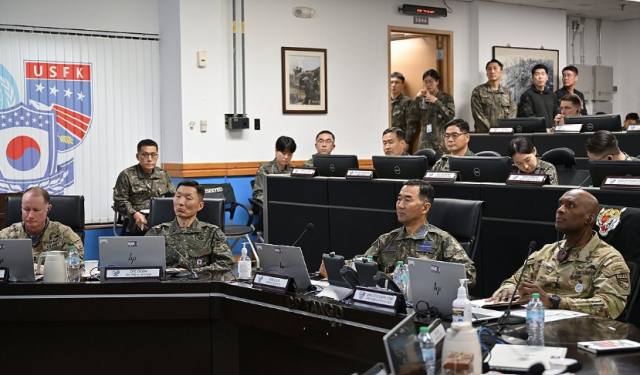 지난달 11일 진영승 합참의장과 브런슨 연합사령관이 연합사 전시지휘소CP-TANGO에서 26년 FS 연습 상황을 보고받고 있다 기사 내용과는 상관 없음 사진합동참모본부