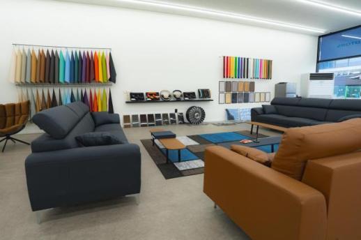 CN모터스 전시장, 카니발 하이리무진 등 최대 20대  차량 전시토록 확장 이전