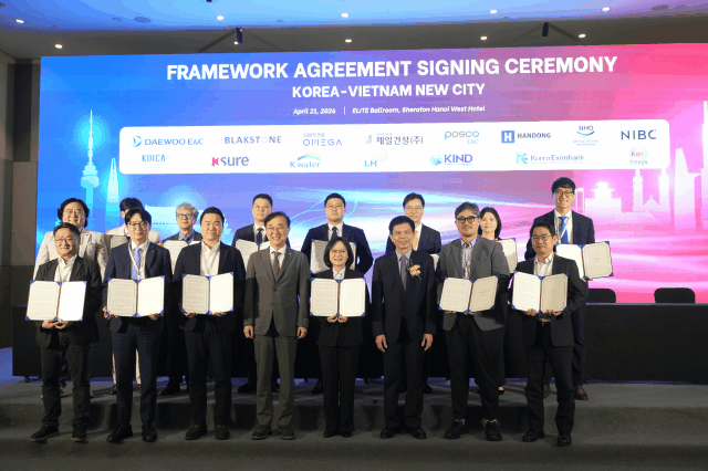 김윤덕 국토교통부 장관첫줄 왼쪽 네 번째 레 안 투안 베트남 건설부 차관첫줄 오른쪽 세 번째 조경숙 LH 사장 직무대행첫줄 오른쪽 네 번째을 비롯한 공공·민간기업 대표자들이 협약 기념 촬영을 하고 있다 사진LH김윤덕 국토교통부 장관첫줄 왼쪽 네 번째 레 안 투안 베트남 건설부 차관첫줄 오른쪽 세 번째 조경숙 LH 사장 직무대행첫줄 오른쪽 네 번째을 비롯한 공공·민간기업 대표자들이 협약 기념 촬영을 하고 있다 사진LH