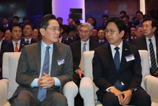 배경훈 부총리 겸 과학기술정보통신부 장관과 이재용 삼성전자 회장이 23일현지시간 베트남 하노이 한 호텔에서 열린 한-베트남 비즈니스포럼에서 대화하고 있다 사진연합뉴스