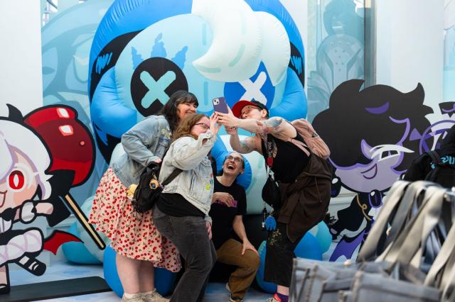 데브시스터즈가 미국 뉴욕에서 연 팝업 스토어 뉴욕 위드 쿠키런 매장 내 설치된 포토존에서 방문객들이 기념사진을 찍고 있다 사진데브시스터즈