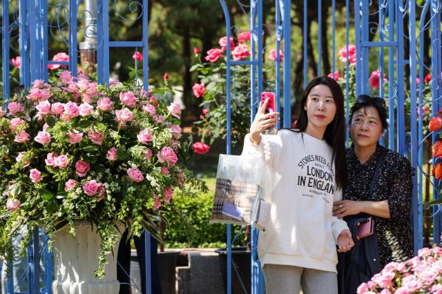 Visitors look around the Goyang International Flower Festival at Ilsan Lake Park in Goyang Gyeonggi Province on April 24 2026 AJP Yoo Na-hyun

