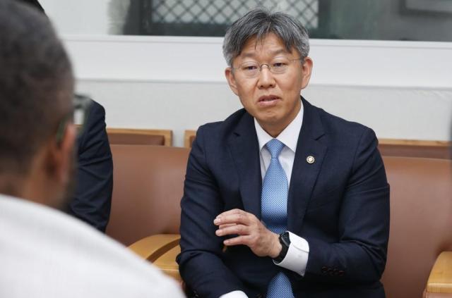 김이탁 국토부 제1차관이 24일 구글 대외협력 부사장과 면담하고 있다 사진국토교통부 