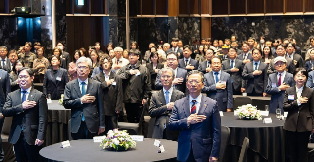 정성호 법무부 장관이 24일 서울 서초구 엘타워에서 열린 에서 국기에 경례하고 있다 사진법무부