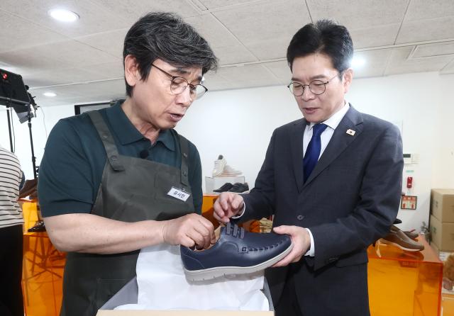 정원오 더불어민주당 서울시장 후보오른쪽가 24일 서울 성동구 언더스탠드에비뉴에 마련된 청각장애인 수제화 브랜드 아지오 매장 오픈 행사에 참석 일일 아르바이트생으로 나선 유시민 작가와 대화하고 있다 공동취재