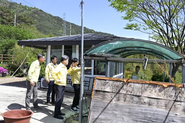 이성호 남원시 부시장오른쪽 두 번째가 불법 점용 의심 지역을 방문해 추진 상황을 점검하고 있다사진남원시
