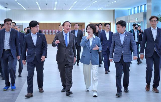 추미애 더불어민주당 경기도지사 후보오른쪽 3번가 24일 오전 경기 평택시 삼성전자 평택캠퍼스에서 전영현 삼성전자 부회장을 비롯한 참석자들과 이동하고 있다 사진추미애 선거사무소