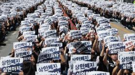 Samsung Electronics union reports rally outside Chairman Lee Jae-yong’s home on first strike day