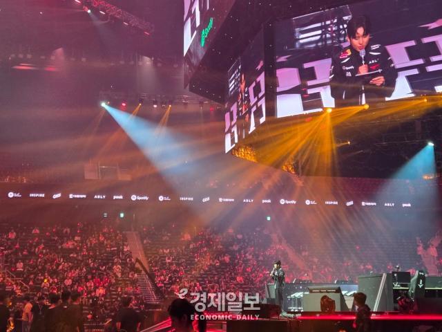 교육 유튜버 미미미누가 T1 선수들의 1대1 협곡 과외 티켓 경매를 진행하고 있다 사진류청빛 기자