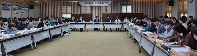 경북 영천시는 24일 시청 대회의실에서 2027년 국비공모 확보 및 신규시책 발굴 전략회의를 진행하고 있다사진영천시