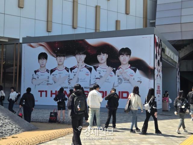 인스파이어 아레나 입구를 장식한 T1 선수들의 모습 사진류청빛 기자