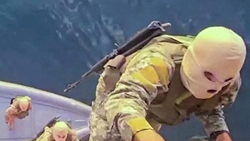 호르무즈 해협 통과 선박에 승선하는 이란 혁명수비대 해군 사진AFP·연합뉴스