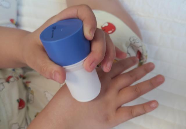 A child applies Cha&Mom’s ‘Phytocerin Outdoor Play Sun Stick’ before going out. Reporter Jo Hyun-mi