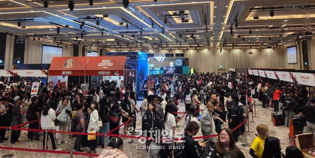 T1 홈그라운드의 T1과 스폰서 부스들에 인파가 몰리고 있다 사진류청빛 기자