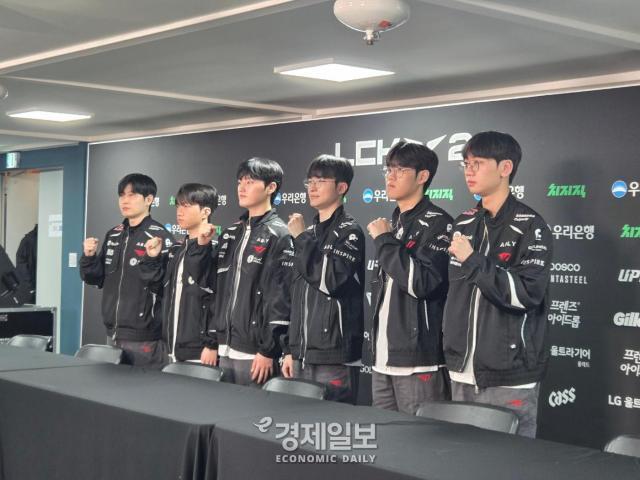 왼쪽부터 도란 최형준 오너 문현준 페이커 이상혁 페이즈 김수환 케리아 류민석 임재행 감독 대행이 경기 후 진행된 기자회견에서 기념 사진을 찍고 있다 사진류청빛 기자