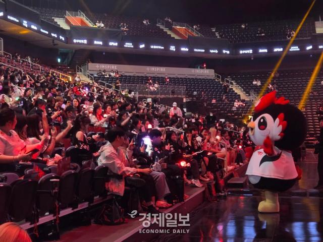 경기 시작 전 T1의 마스코트 아티가 경기장에 들어온 팬들과 만나고 있다 사진류청빛 기자