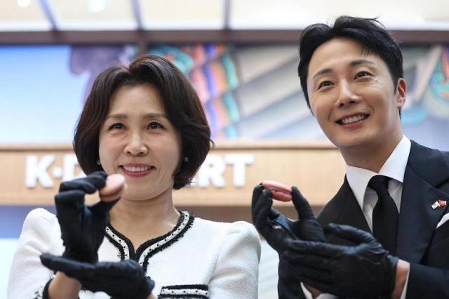 이재명 대통령과 베트남을 국빈 방문한 김혜경 여사가 지난 23일 하노이 롯데몰에서 열린 K문화관광대전에서 직접 만든 마카롱을 들고 포즈를 취하고 있다. [사진=청와대사진기자단]