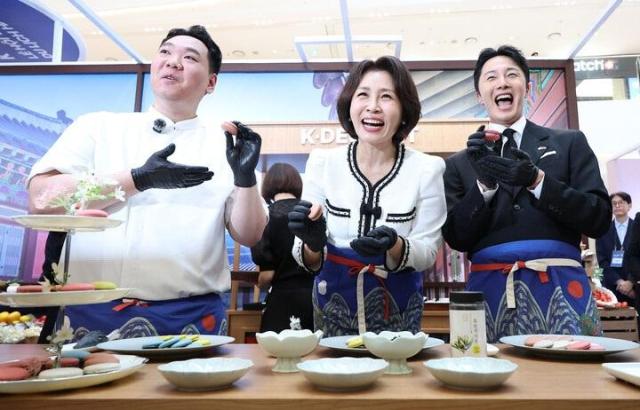 이재명 대통령과 베트남을 국빈 방문한 김혜경 여사가 지난 23일현지 시각 하노이 롯데몰에서 열린 K문화관광대전에서 배우 정일우오른쪽 지준혁 셰프와 마카롱 만들기 체험을 진행했다 사진연합뉴스