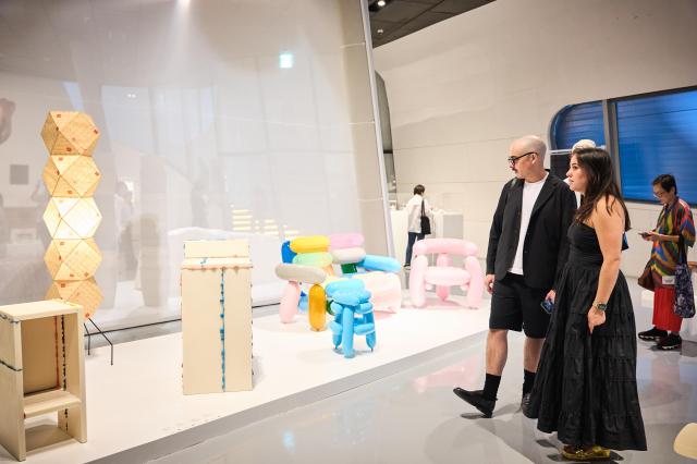 디자인마이애미 인 시추 전시를 관람하는 모습 사진서울디자인재단