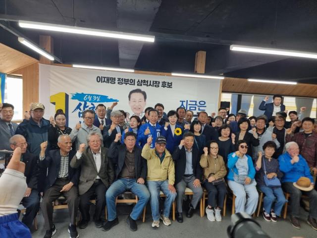 개소식에서 지지자들이 단체기념촬영을 하고 있다 사진이동원 기자