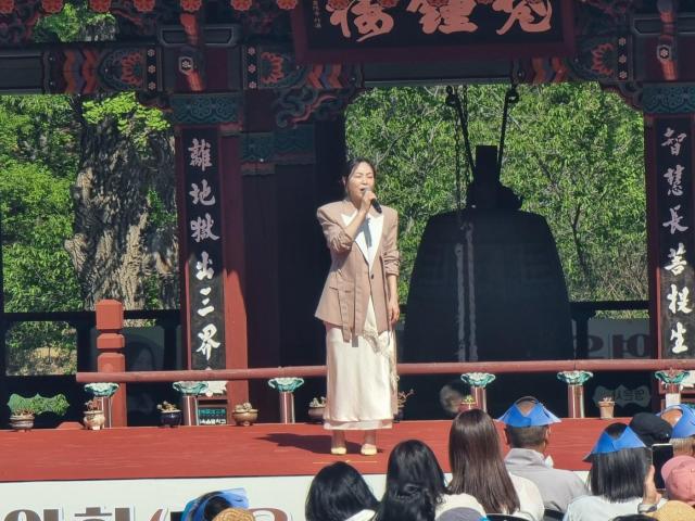 왁스가 영은사에서 열린 ‘전통 산사 음악회’에서 공연을 하고 있다 사진이동원 기자