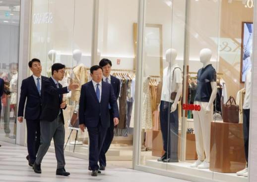 신동빈 롯데 회장, 베트남 현장경영…신사업 개척에 힘써달라