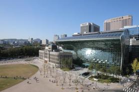 Seoul Turns Gwanghwamun Plaza Into Outdoor Reading Space
