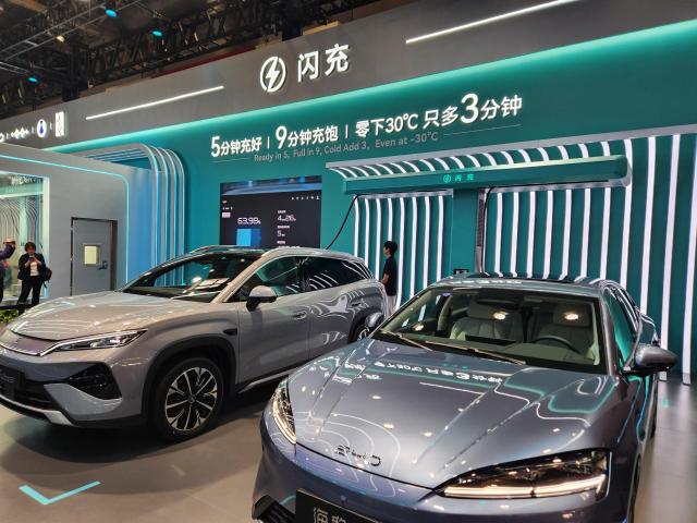 2026 베이징 국제 모터쇼 BYD 부스에 전시된 '플래시 차저' 기술. BYD 플래시 차저는 2세대 블레이드 배터리와 결합해 5분 충전으로 10%에서 70%까지(약 400km 주행 거리) 충전할 수 있는 초고속 충전 기술이다.