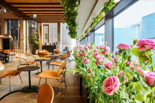 봄옷 갈아입은 맥심플랜트…보랏빛 공간·시즌 메뉴 눈길