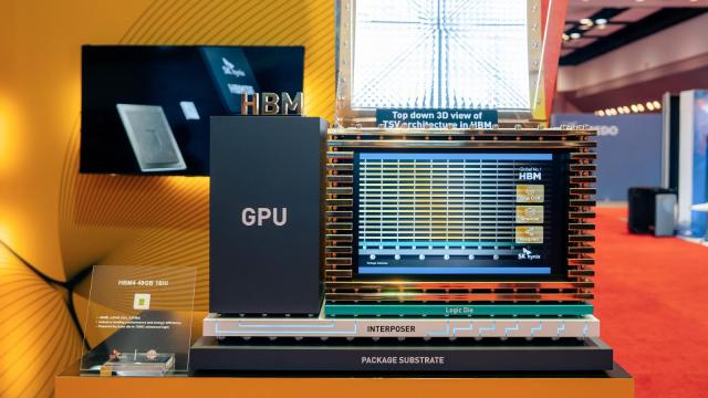 SK하이닉스가 22일현지시간 열린 TSMC 테크놀로지 심포지엄 2026 에서  HBM4 48GB 16단 제품과 내부 구조를 확대한 3D 모형을 공개했다 사진SK하이닉스