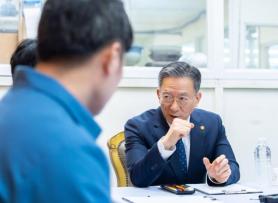Justice Minister Jeong Seong-ho urges prosecutors to confront past abuses, avoid delayed justice