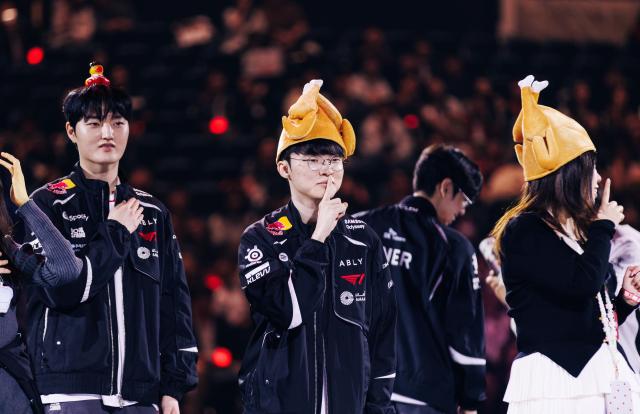 T1 홈그라운드 행사에서 페이즈 김수환 선수왼쪽과 페이커 이상혁 선수가운데가 팬미팅을 진행하고 있다 사진T1