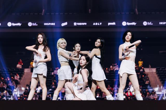 지난 24일 T1 홈그라운드 1일차 JYP의 6인조 걸그룹 엔믹스가 스포티파이 오프닝 무대를 진행하고 있다 사진T1