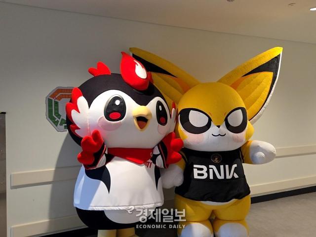 T1의 마스코트 아티왼쪽와 BNK 피어엑스의 마스코트 넥스오른쪽가 기념 사진을 찍고 있다 사진류청빛 기자 