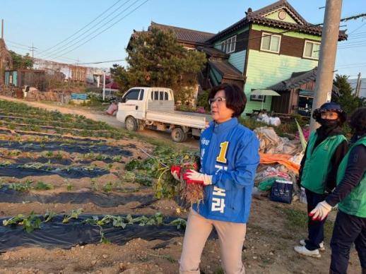 [6·3 지방선거] 김보라 안성시장 후보, 새벽부터 현장 행보 시민 삶 가까이에서 듣겠다