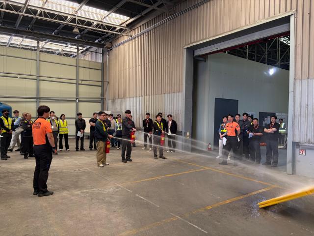 지난 24일 오후 김포공항 통합정비센터에서 이스타항공과 공항소방구조대 임직원들이 중대산업재해 발생에 대비해 모의 훈련을 진행하고 있다 사진이스타항공