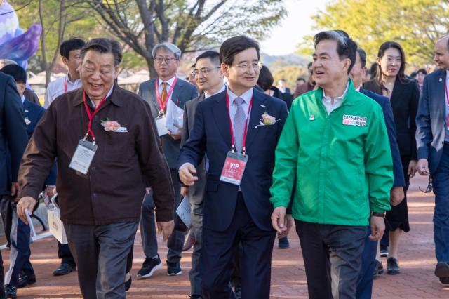 김선규 호반그룹 회장가운데이 김태흠 충남지사오른쪽 가세로 태안군수와 함께 충남 태안군 안면읍 꽃지해안공원 일원에서 열린 ‘2026 태안국제원예치유박람회’ 개막식에 참석해 행사장 현장을 살펴보고 있다 사진호반그룹