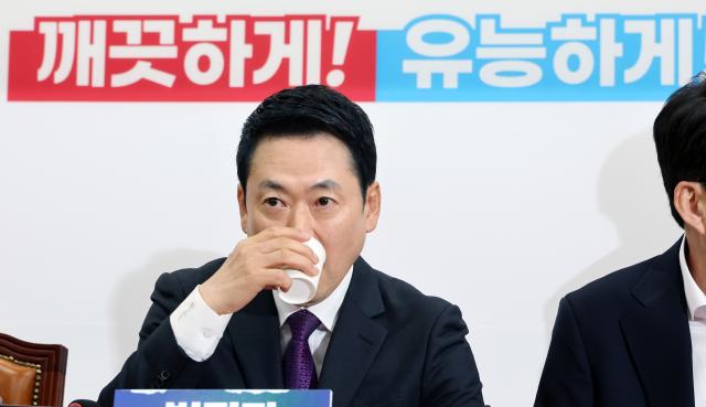 장동혁 국민의힘 대표가 27일 국회에서 열린 최고위원회의에서 물을 마시고 있다 사진연합뉴스