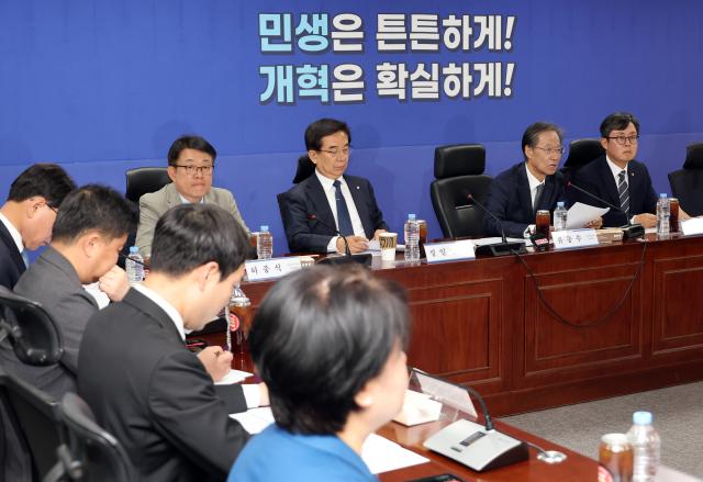 유동수 더불어민주당 중동상황 경제대응 특위위원장이 27일 국회 의원회관에서 열린 특위 4차 회의에서 인사말을 하고 있다 사진연합뉴스