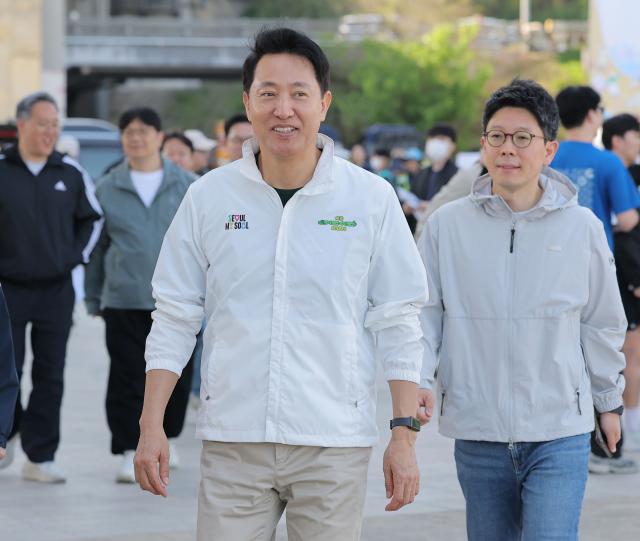 오세훈 서울시장이 지난 26일 쉬엄쉬엄 모닝 행사가 열린 서울 잠수교를 걸어가고 있다 사진연합뉴스