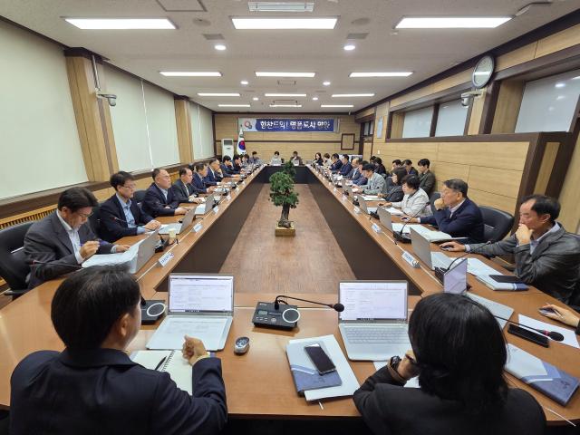군청 소회의실에서 탁동수 부군수 주재로 국·과·소장과 기획·예산팀장 등 주요 간부들이 참석한 가운데 ‘주요 현안사업 점검 보고회’를 개최하고 있다 사진양양군