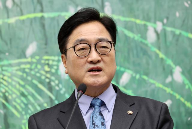 우원식 국회의장이 27일 국회 접견실에서 기자회견을 열고 다음 달 7일 국회 본회의 상정을 앞둔 헌법 개정안에 관해 설명하고 있다사진연합뉴스