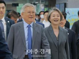Moon Jae-in urges dialogue for Korean Peninsula peace; Lee Jae-myung vows no hostile acts