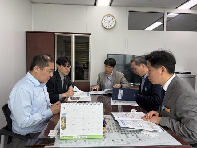 이종훈 완주군수 권한대행맨 오른쪽이 27일 국토교통부를 찾아 현안을 설명하고 국비지원을 요청하고 있다사진완주군
